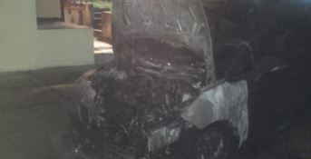 Rogo distrugge un'auto a Catanzaro, indagini in corso