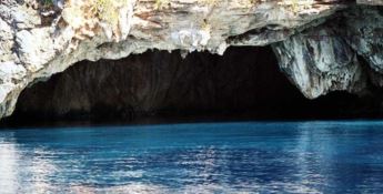 Isola Dino, gli ambientalisti: «Visitate la Grotta azzurra con barche a remi»