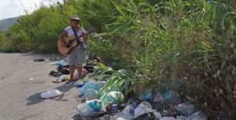 Lucia canta tra i rifiuti