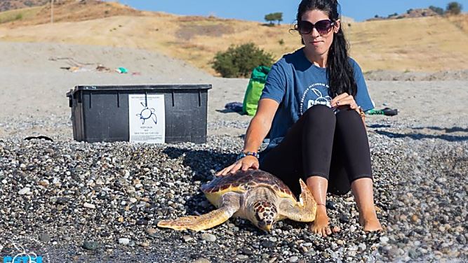 Tania Il Grande con una tartaruga marina (foto del Crtm di Brancaleone)