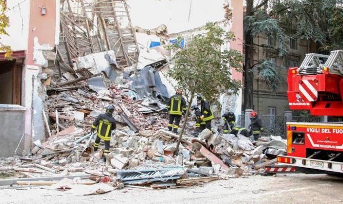 Il crollo della palazzina a Gorizia, foto Ansa