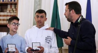 I due ragazzini con il ministro Salvini, foto Ansa