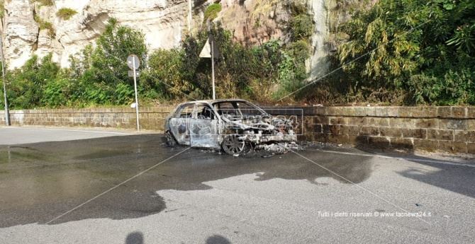 Auto in fiamme a Tropea