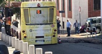 L’autobus sprofondato in una voragine a Reggio