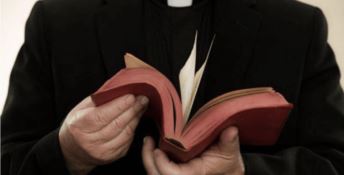 Ricatti al prete dopo un incontro sessuale, cinque persone arrestate