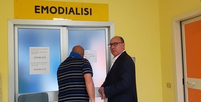 Carlo Guccione durante la visita al reparto di Emodialisi