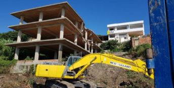Abbattuti due edifici abusivi costruiti sulla spiaggia di Isola Capo Rizzuto