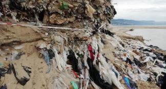 La discarica alla foce dell’Angitola