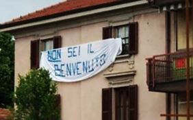 Lo striscione contro Salvini
