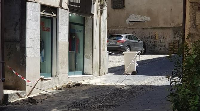 Crolli nel centro storico di Cosenza