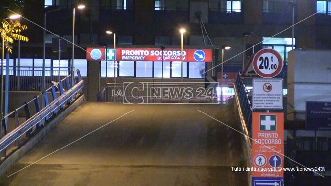 Una immagine notturna del pronto soccorso dell’ospedale di Cosenza