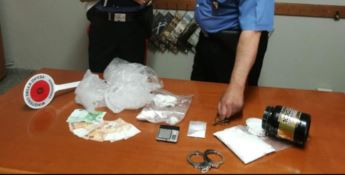 Giovane coppia sorpresa a confezionare dosi di cocaina a Belvedere