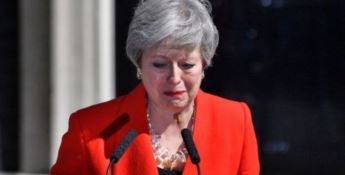 Brexit, Theresa May in lacrime annuncia le dimissioni: «Ho servito il Paese»