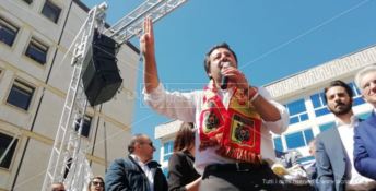 Salvini con la sciarpa del Catanzaro