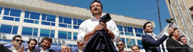 Salvini a Catanzaro accolto tra le proteste: «Sento zanzare, andate a trovare Oliverio»