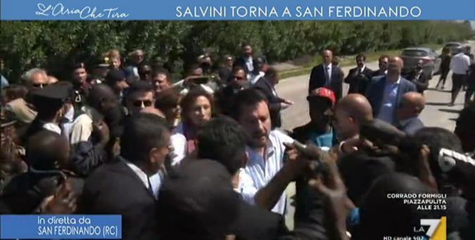 I migranti acclamano Salvini