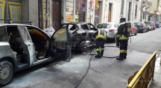 Panico a Reggio Calabria, in fiamme auto in pieno centro