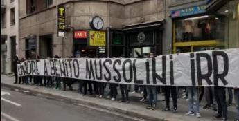 Striscione dei tifosi laziali inneggia a Mussolini. Sdegno dall’Anpi