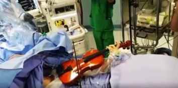 Suona il violino durante l’operazione (foto Ansa)