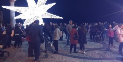 Una piazza di Tropea affollata - Foto tratta dal web