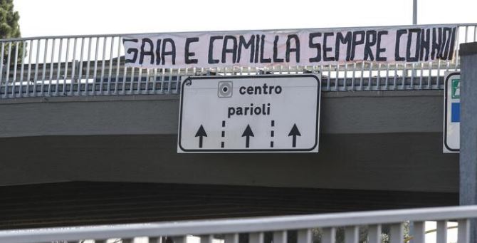 Lo striscione sul viadotto della tangenziale per ricordare le ragazze investite (foto Ansa)