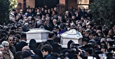 I funerali di Gaia e Camilla (foto agf)