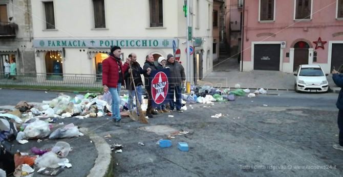Protesta a Cosenza per i rifiuti