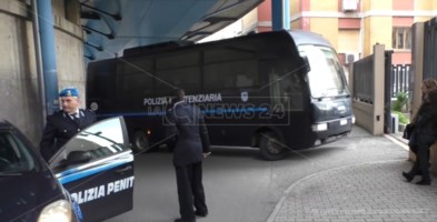 L’arrivo del pullman al tribunale