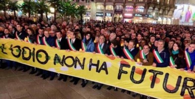 Il corteo dei 600 sindaci a Milano per sostenere Liliana Segre