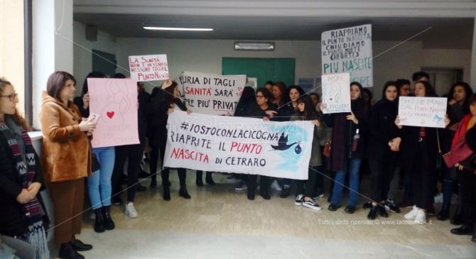 Protesta delle mamme all’ospedale di Cetraro