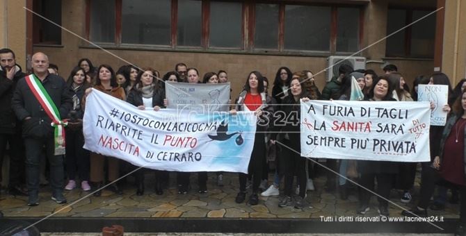 La protesta delle mamme all’ospedale di Cetraro