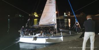 La barca a vela arrivata a Crotone