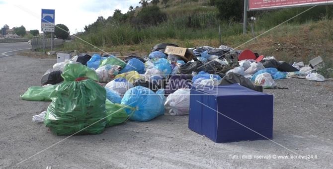 Cumulo di rifiuti, due giorni fa, in un’area di sosta a Belvedere Marittimo