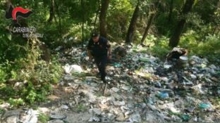 “Lordazzi” beccati mentre scaricano rifiuti: multe per migliaia di euro 