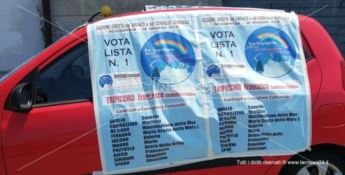 L’auto del professore Pasquale Mollo tappezzata dai manifesti elettorali 