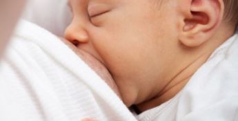 Unicef promuove l’allattamento al seno per la salute di madre e figlio