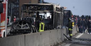 Il bus in fiamme, foto Ansa