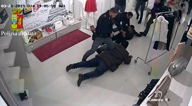 L’arresto nel negozio a Gioia Tauro