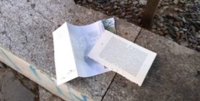 La cultura vandalizzata, a Reggio strappati i libri della bacheca “stradale”