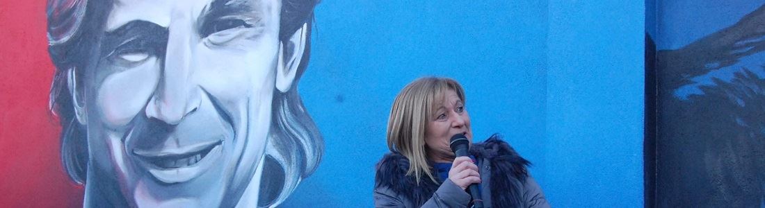 Donata Bergamini davanti al murales di Denis