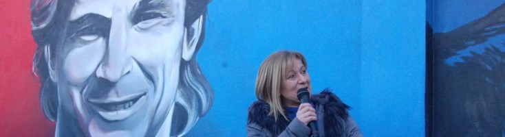 Donata Bergamini davanti al murales di Denis