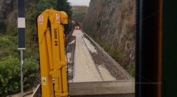 Treno bloccato in galleria nel Catanzarese (foto Vigili del fuoco)