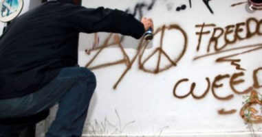 Reggio: scritte offensive contro i poliziotti e svastiche sui muri, denunciato l’autore