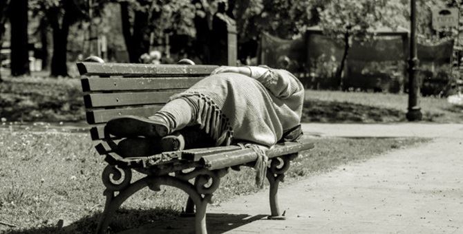 Una donna dorme su una panchina - Repertorio