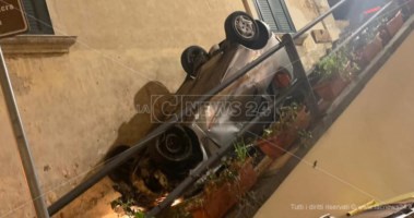 Follia a Corigliano-Rossano, “lancia” un’auto rubata dalle scale del duomo