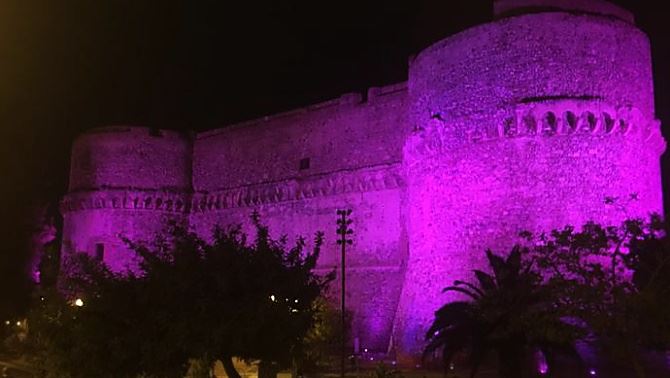 Il castello aragonese si tinge di rosa