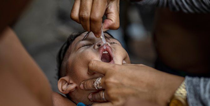 Vaccinazione orale per un bambino