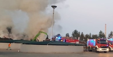 Grosso incendio al sito Ecoross di Corigliano, in corso le operazioni dei Vdf 