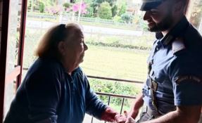 L’anziana ringrazia il comandante della Stazione carabinieri di Briatico