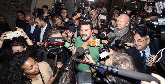 L’assalto dei cronisti a Matteo Salvini (foto Ansa)